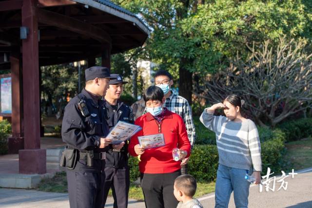 梅江公安开展反诈宣传。受访者供图