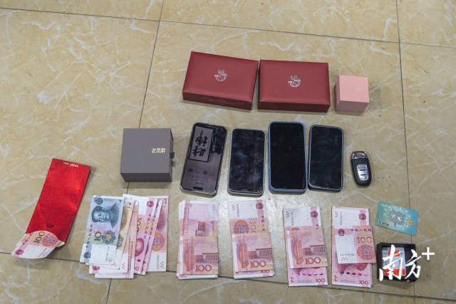 公安机关缴获犯罪嫌疑人作案工具及赃款。受访者供图