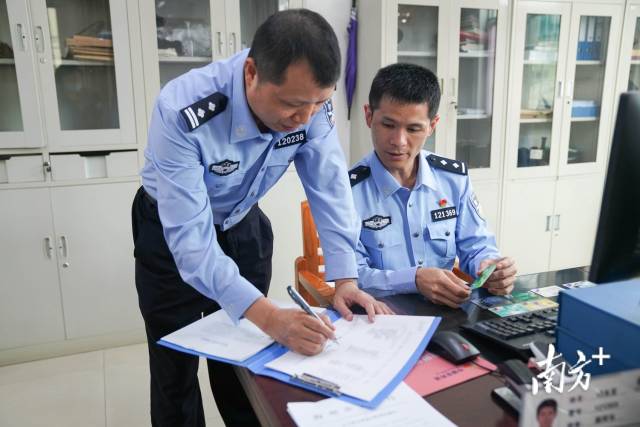 梅江民警分析研判案情。受访者供图