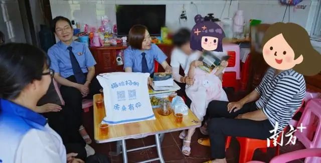 检察官们看望未成年被害人。 图片