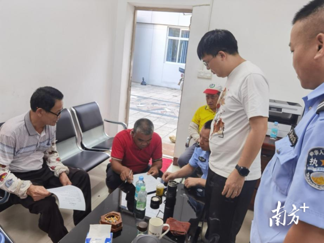东石镇综治中心牵头开展调解工作。