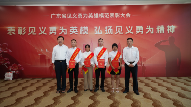 图为张运枚（右二）、魏伟杰（右三）、邓秋芳家属（左二）、陈桂贤家属（左三）