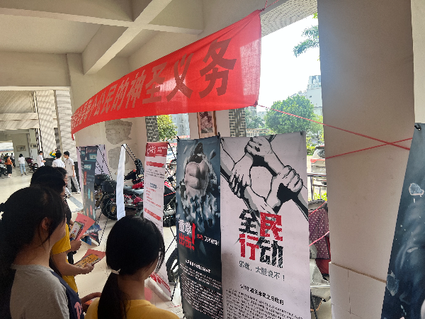 8.学生在认真阅读展板.jpg