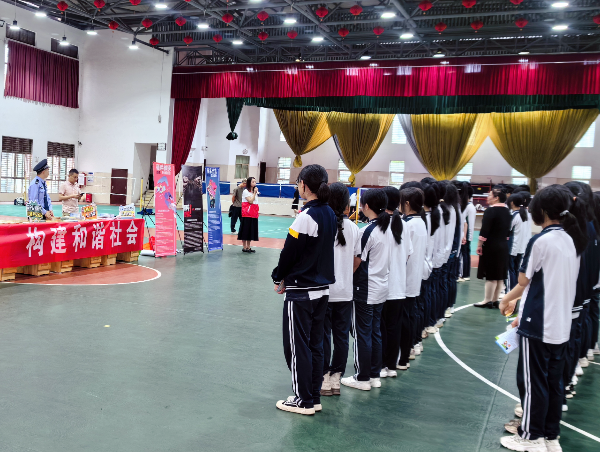 12.志愿者在讲解反邪教知识.png
