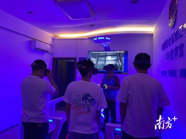 图为利用VR设备对未成年社矫对象进行教育。