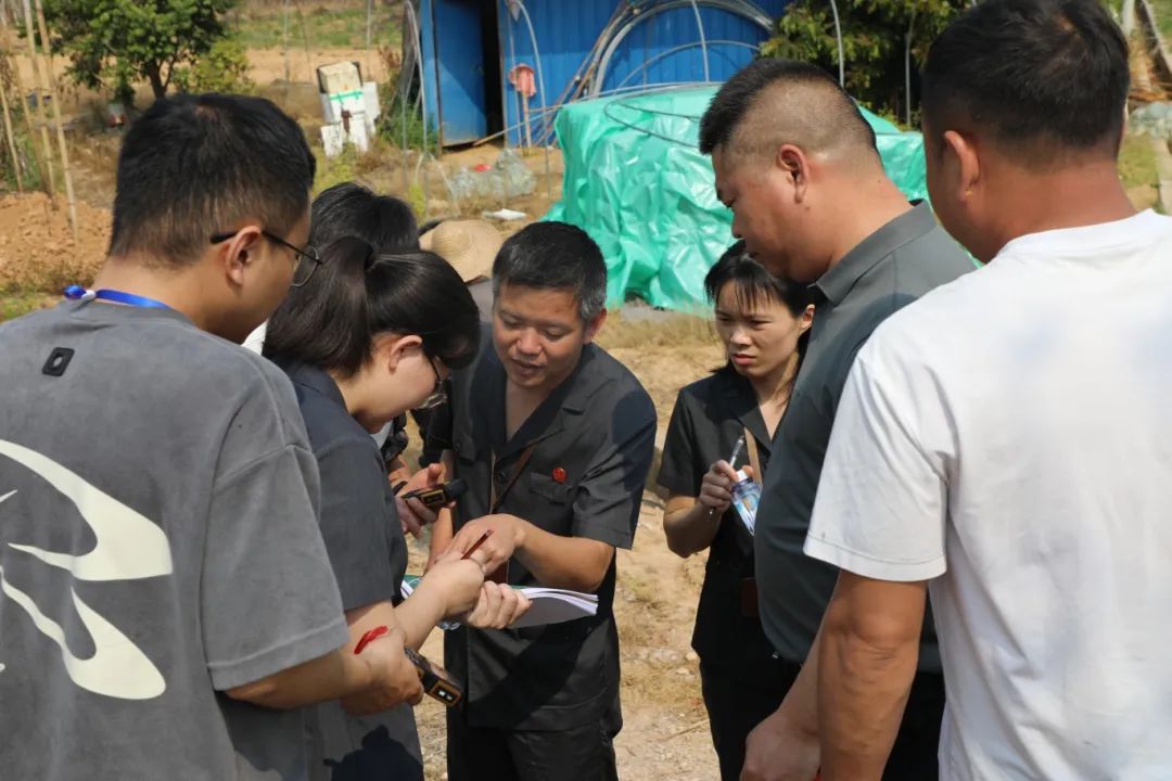 图2：法官与双方当事人核定亩数.jpg